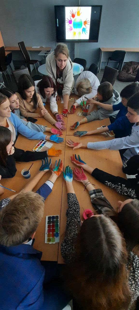 В рамках недели Толерантности с обучающимися 10 - 11 классов было проведено групповое занятие &amp;quot;Цветные ладошки&amp;quot;.