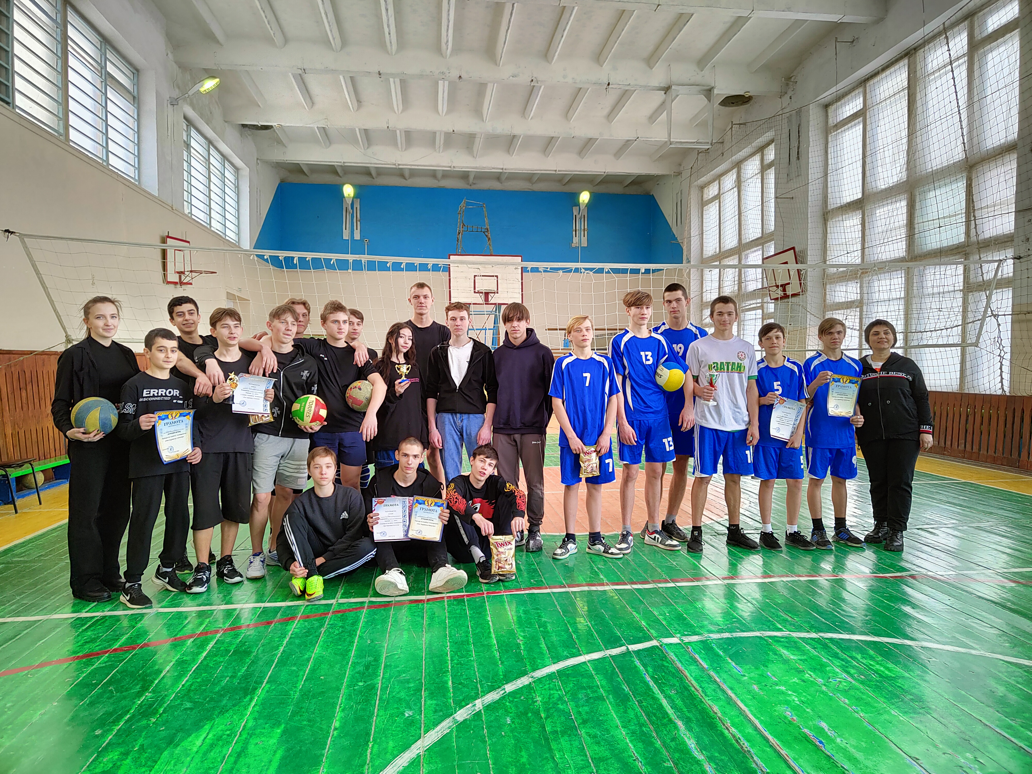 На базе МОУ СОШ #6 г.Вольска прошла матчевая встреча по волейболу, посвещённая Дню защитника Отечества..