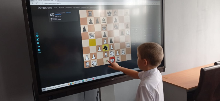 В Центре Точка роста ребята с удовольствием изучают технику игры в шахматы и легоконструировние.