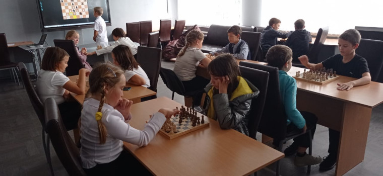 В Центре Точка роста ребята с удовольствием изучают технику игры в шахматы и легоконструировние.